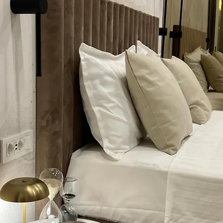 Luxury L 29, Σπλιτ