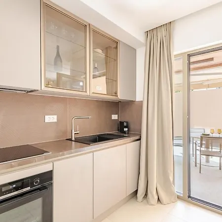Luxury With Private Terrace, Σπλιτ