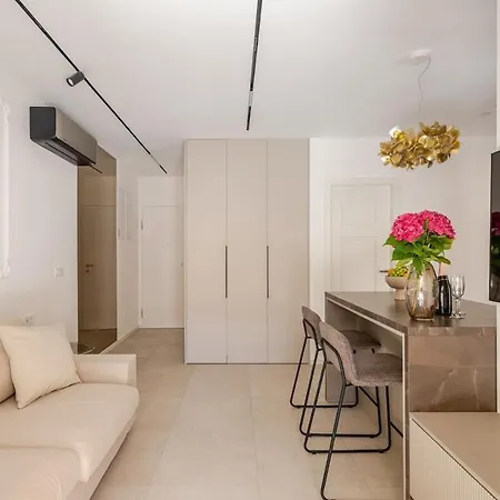 Luxury With Private Terrace, Σπλιτ